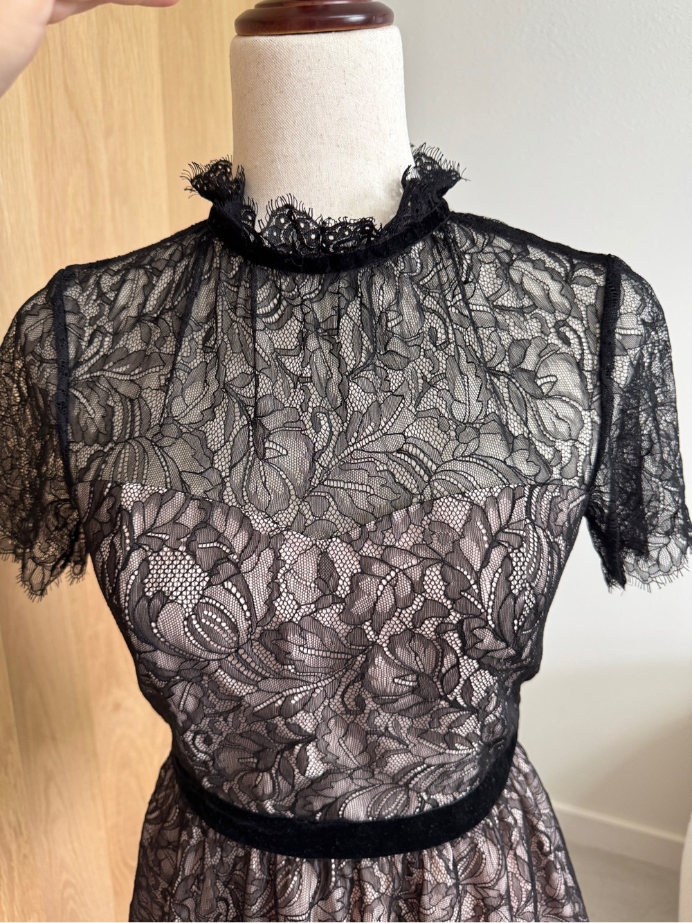 🌸White House Black Market Black Lace Peplum Blouse size 0 Preppy Fairy Feminine - Picture 4 of 11